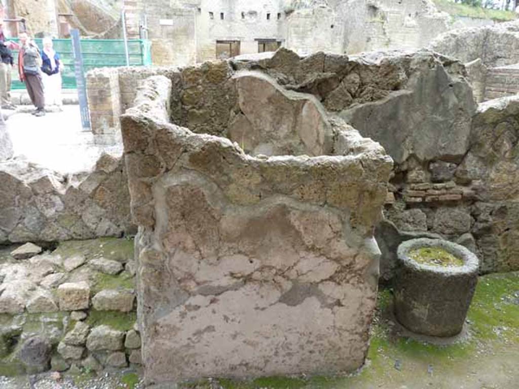 Ins. V, 20. May 2010. Tub/basin near east wall of shop-room.